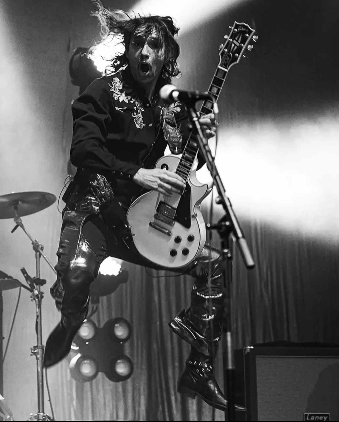 Justin Hawkins Live jumping